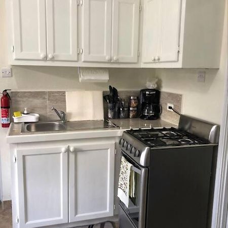 Kelly'S Studio Apartment - Rental Near Airport, Amenities And Bus Route 세인트 필리프 외부 사진