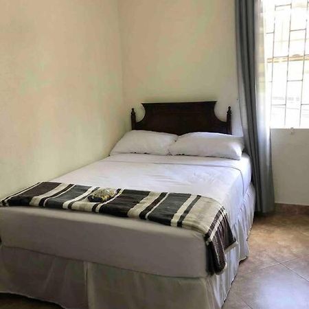 Kelly'S Studio Apartment - Rental Near Airport, Amenities And Bus Route 세인트 필리프 외부 사진