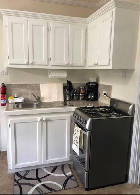 Kelly'S Studio Apartment - Rental Near Airport, Amenities And Bus Route 세인트 필리프 외부 사진