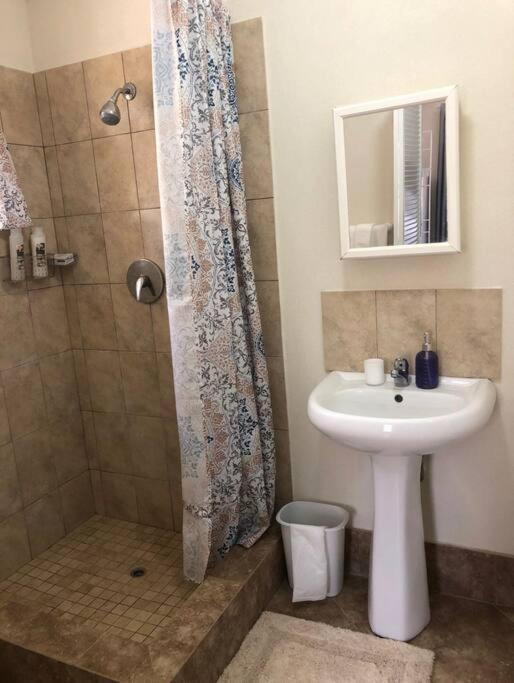 Kelly'S Studio Apartment - Rental Near Airport, Amenities And Bus Route 세인트 필리프 외부 사진
