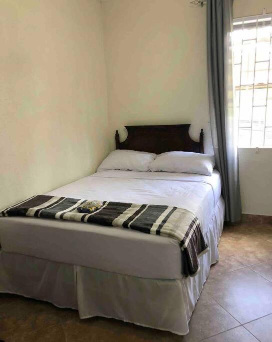 Kelly'S Studio Apartment - Rental Near Airport, Amenities And Bus Route 세인트 필리프 외부 사진